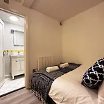 Chic Apartment In Mayfair